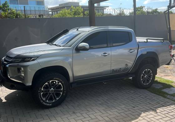 MITSUBISHI L200 TRITON 2.4 16V TURBO DIESEL SPORT HPE-S CD 4P 4X4 AUTOMÁTICO